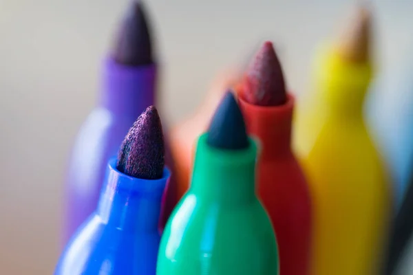 Kleurrijke Sharpie pen tips close-up in een mand — Stockfoto