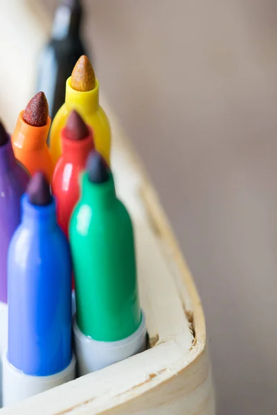 Bunte Sharpie-Kugelschreiberspitzen hautnah in einem Korb — Stockfoto