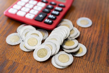 Kırmızı masa hesap makineli Kanada Doları paralar