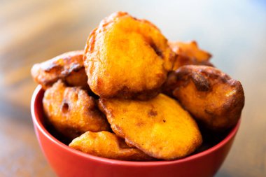 Nijerya Baharatı Kızarmış Akara kırmızı bir kasede