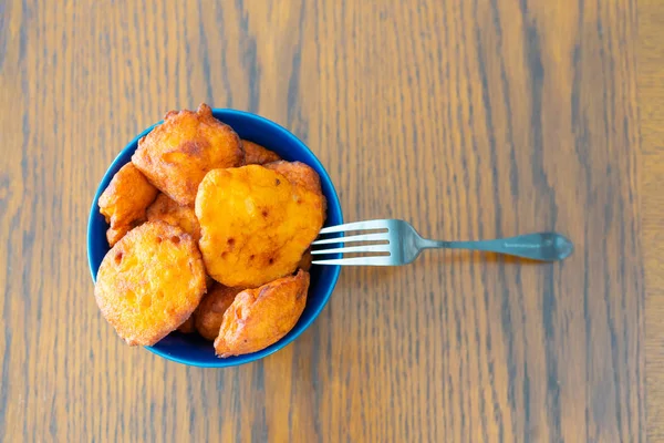 Nijeryalı Akara fasulyeli kekleri mavi kasede