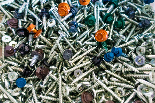 Çatı mürettebatı çeşitli renklerde.