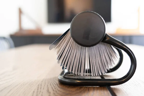 Organizador da Rolodex na mesa do Office com cartões de visita — Fotografia de Stock