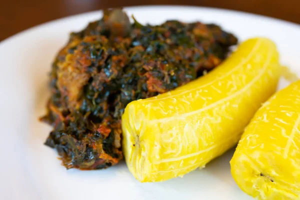 Νιγηριανή βραστή Ripe Plantain Σερβίρεται με σούπα λαχανικών — Φωτογραφία Αρχείου