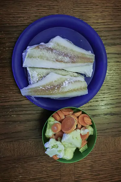 Pesce e verdure scongelamento in tavola — Foto Stock