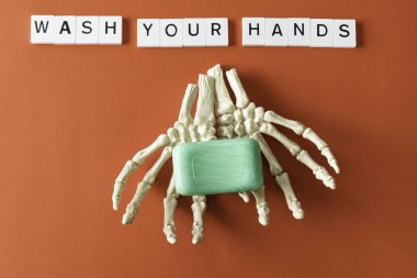 Ellerini harf kiremitleri ve sabunla yıka.