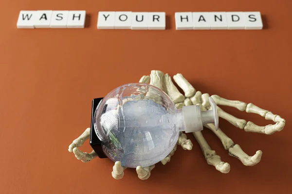 Ellerini harf karoları ve bir şişe el dezenfektanı ile yıka.