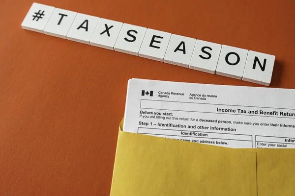 Carta azulejos ortografía taxseason con sobre containg Canada T4 Tax Return — Foto de Stock