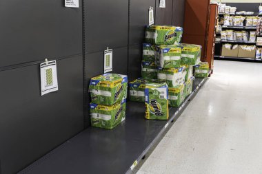 21 Mart 2020 - Calgary, Alberta Canada - Süpermarkette boş peçete ve tuvalet kağıdı rafları. Panik. Alıyorum.