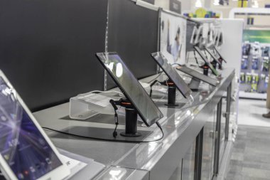 22 Aralık 2019 - Calgary, Alberta Kanada - Best Buy Elektronik mağazasında Dsiplay üzerine tabletler