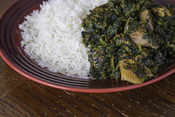 Sopa vegetal picante nigeriana servida com arroz — Fotografia de Stock