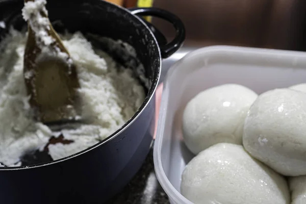 Tuwo nigeriano Shinkafa preparato in una pentola con una Spatola di legno — Foto Stock