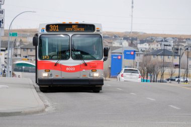 25 Nisan 2020 - Calgary, Alberta Kanada - Calgary otobüs durağında yolcu bekliyor