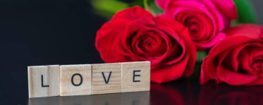 Sevgililer Günü Kırmızı güller Sevgiyi gösteren kiremitlerle