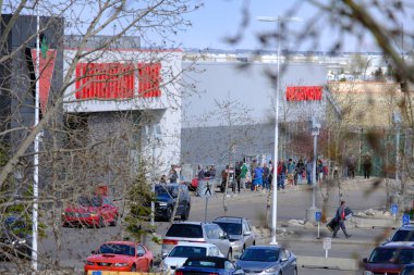 9 Mayıs 2020 - Calgary Alberta Kanada - Müşteriler Sosyal Mesafeyi korumak için Kanada Tekerlek Dükkanı önünde sıraya giriyorlar