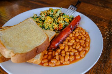 İngiliz kahvaltısı ve tost hazır.