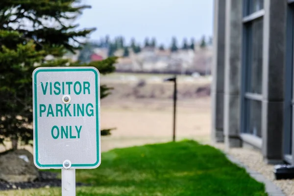 Visiteur Panneau de stationnement réservé dans le bureau Parking — Photo