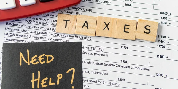 Nuevos formularios de impuestos personales y fichas de cartas canadienses que muestran devoluciones e impuestos - Panorama de la bandera — Foto de Stock