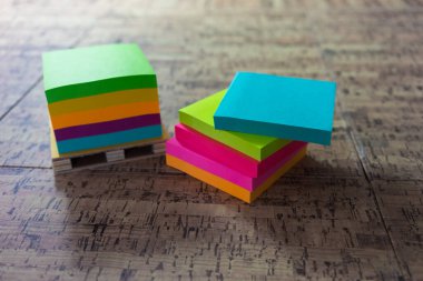 Ofis masasının üzerine renkli yapışkan notlar dizisi