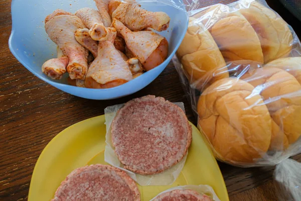 Fryst Rått Nötkött Burger Patties Förberedd För Grill Matlagning — Stockfoto