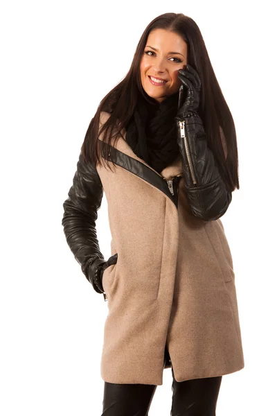 Жінка в зимовому пальто і рукавички, стоїть впевнено, говорячи про — стокове фото