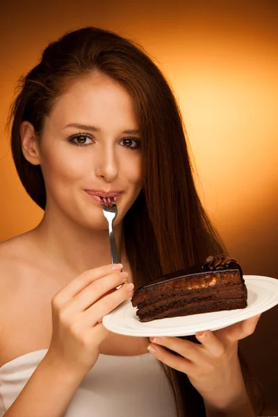 巧克力蛋糕-迷人的女人吃甜点 — 图库照片