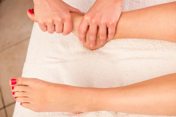 Massage des pieds dans un studio de bien-être - spa — Photo