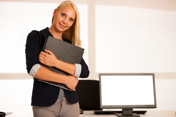 Advertising space on monitor - business woman standing near blan — Stock Photo, Image