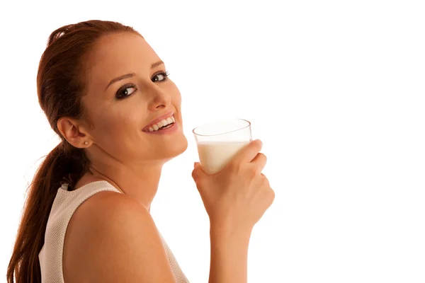 Mulher bebendo leite de manhã isolado sobre backgroun branco — Fotografia de Stock