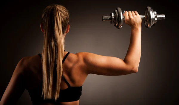 Ajuste mulher treino com halteres em estúdio de ginástica fotografia de um — Fotografia de Stock