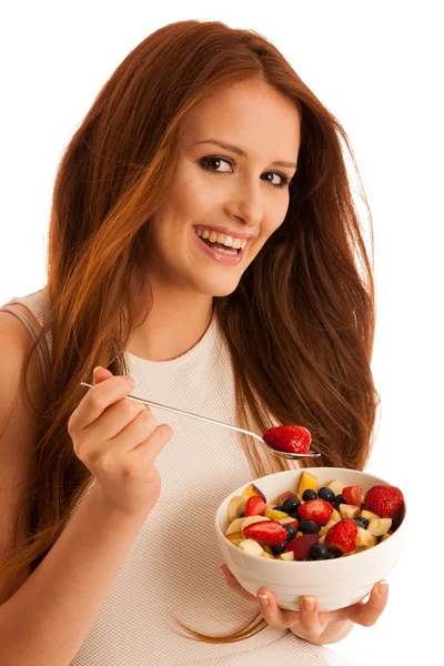 Zdravá strava - žena jí misku ovocný salát, samostatný nad — Stock fotografie