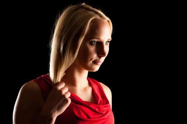 Donkere schoonheid portret van een mooie jonge vrouw in een rood shirt — Stockfoto