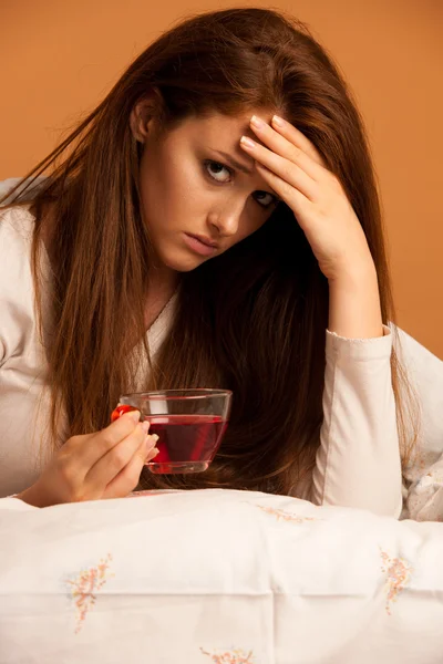 Gripe doença - mulher doente beber chá na cama — Fotografia de Stock