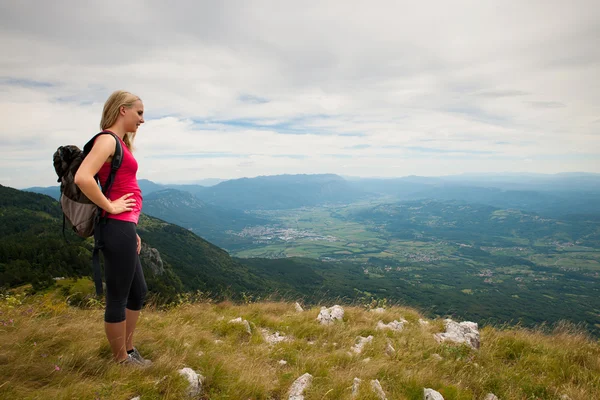 Trekking - Túrázás a hegyekben egy nyugodt sumer nap nő — Stock Fotó