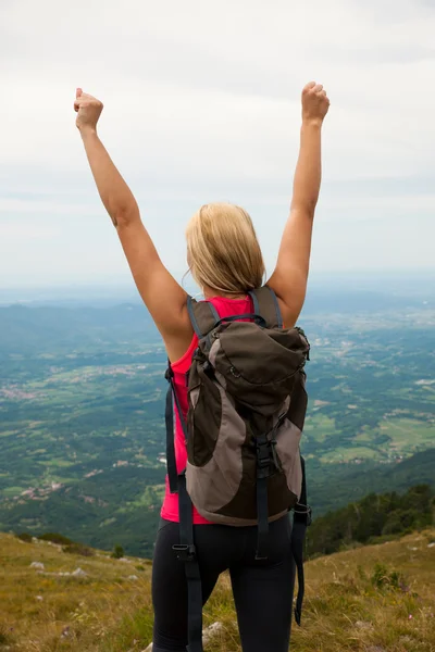 Trekking - mulher caminhando nas montanhas em um dia calmo de verão sendo — Fotografia de Stock