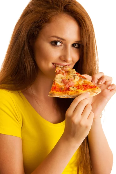 Mulher come deliciosa pizza isolada sobre fundo branco — Fotografia de Stock