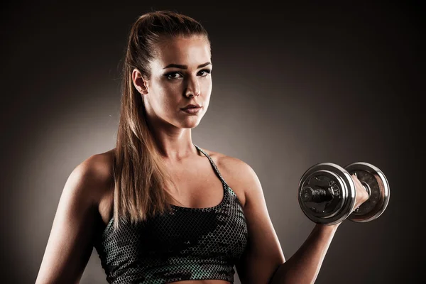 Ajuste mulher treino com halteres em estúdio de ginástica fotografia de um — Fotografia de Stock