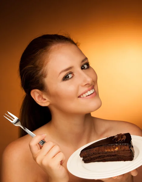 Gâteau au chocolat - femme glamour mange dessert — Photo