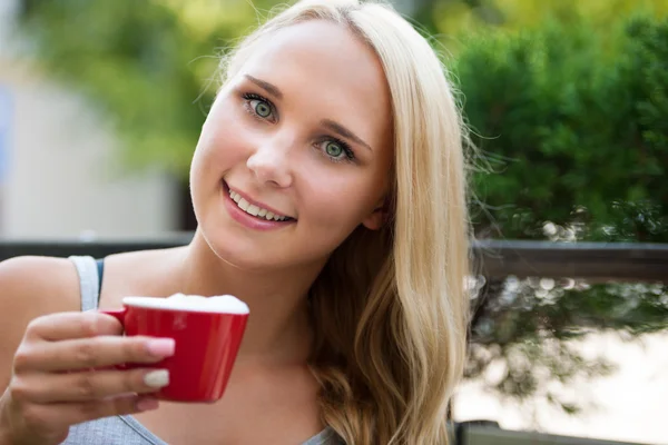 Mujer bebe café al aire libre en una tarde de verano caliente — Foto de Stock