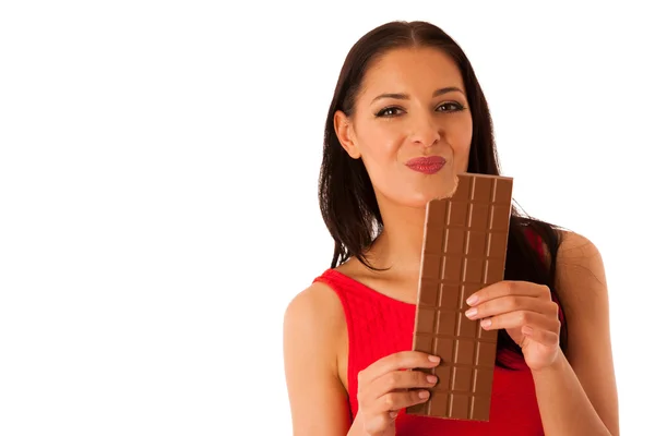Hermosa mujer joven come chocolate aislado sobre fondo blanco — Foto de Stock