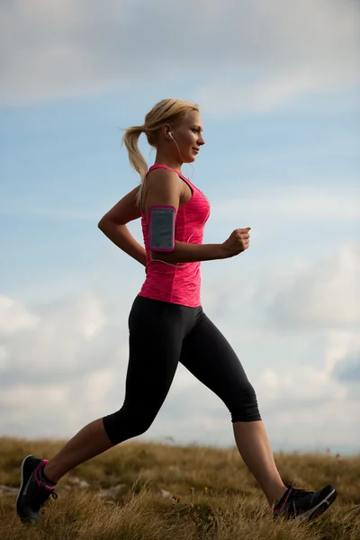 Runner - vrouw loopt kraaienland op een pad in het begin van de herfst — Stockfoto