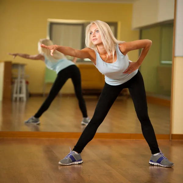 Dopasuj kobieta strerching mięśni po treningu w siłowni — Zdjęcie stockowe