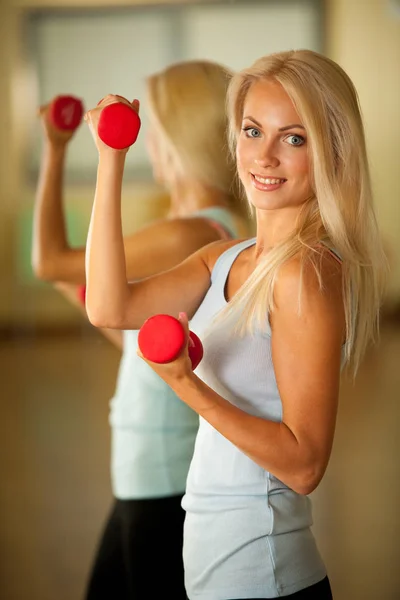 Fitness cvičení - trénink s dumbellc v tělocvičně fit žena — Stock fotografie