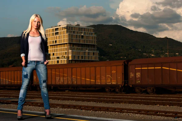 Muoti laukaus söpö nainen rautatiellä — kuvapankkivalokuva
