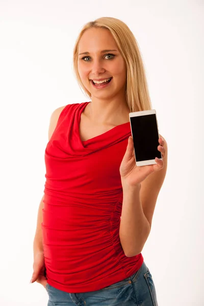 Feliz mujer rubia muestra un teléfono inteligente aislado sobre blanco backgr —  Fotos de Stock