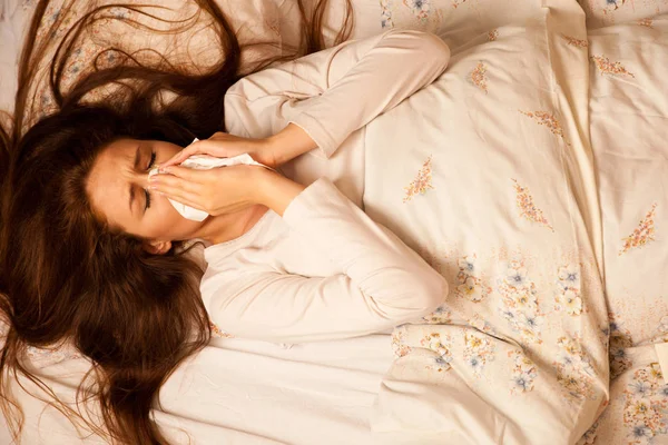 Ziekte-griep - jonge vrouw liggend op Bed besmet met allergie Blo — Stockfoto