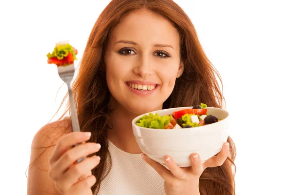 Sağlıklı beslenme - kadın yiyor bir tabak üzerinde izole Yunan salatası — Stok fotoğraf