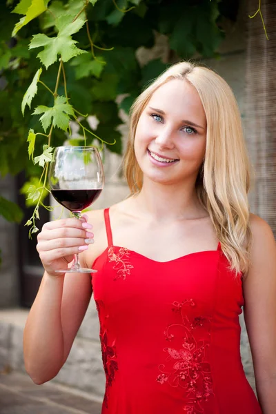 Bella donna beve vino rosso all'aperto su un caldo pomeriggio d'estate — Foto Stock