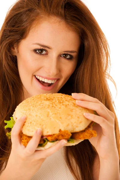 Refeição insalubre - jovem feliz come hambúrguer isolado — Fotografia de Stock