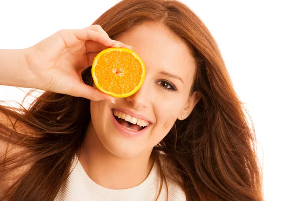 Βιταμίνη c γυναίκα - κορίτσι με πορτοκαλί φρούτα μπροστά από το πρόσωπό της — Φωτογραφία Αρχείου